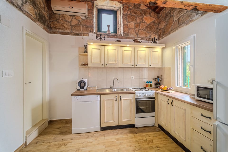 House | Private kitchen | Fridge, microwave, oven, stovetop