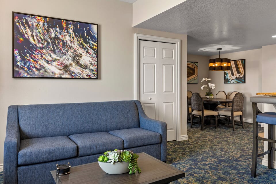 Suite, 2 Bedrooms, Kitchen | Living room | 30-inch TV with cable channels