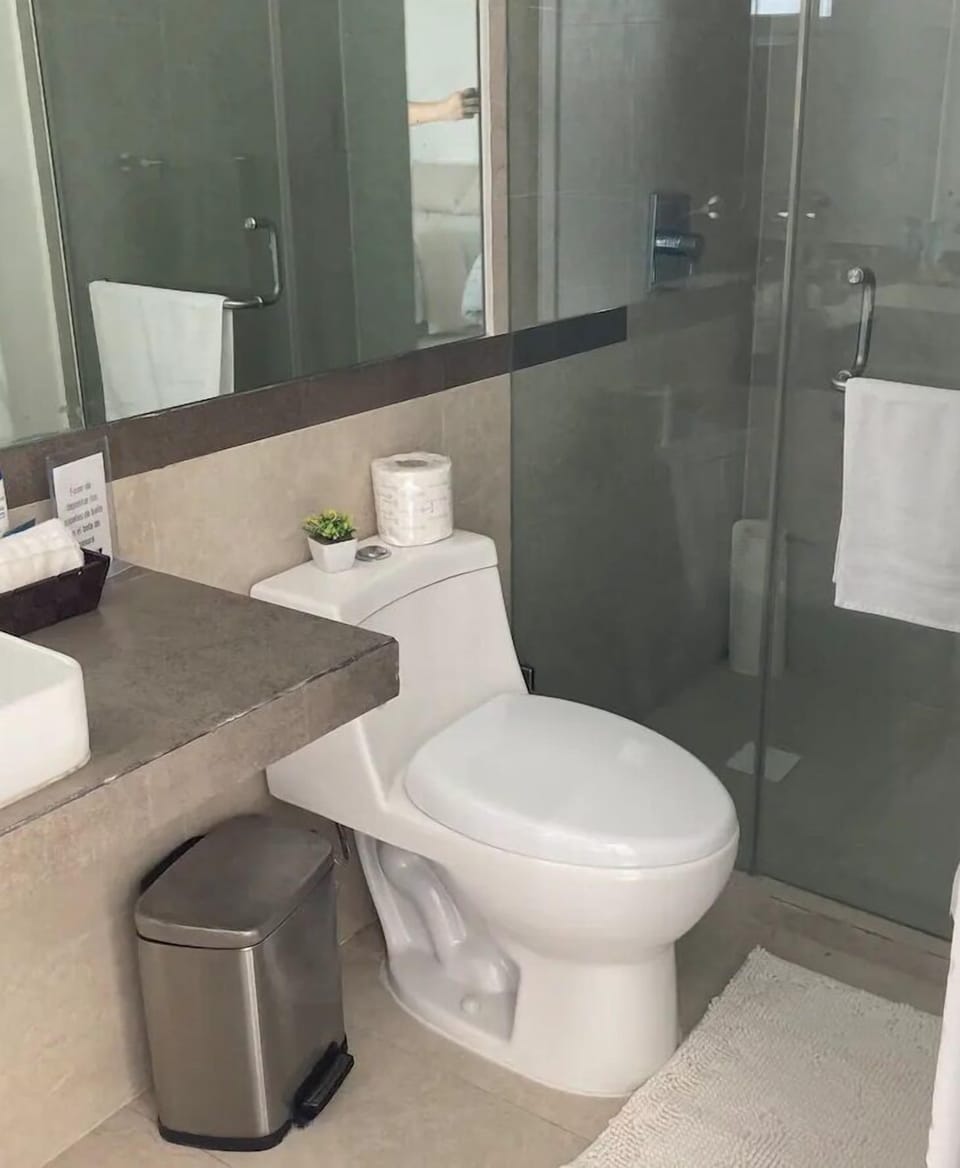 Comfort Condo | Bathroom | Shower, towels