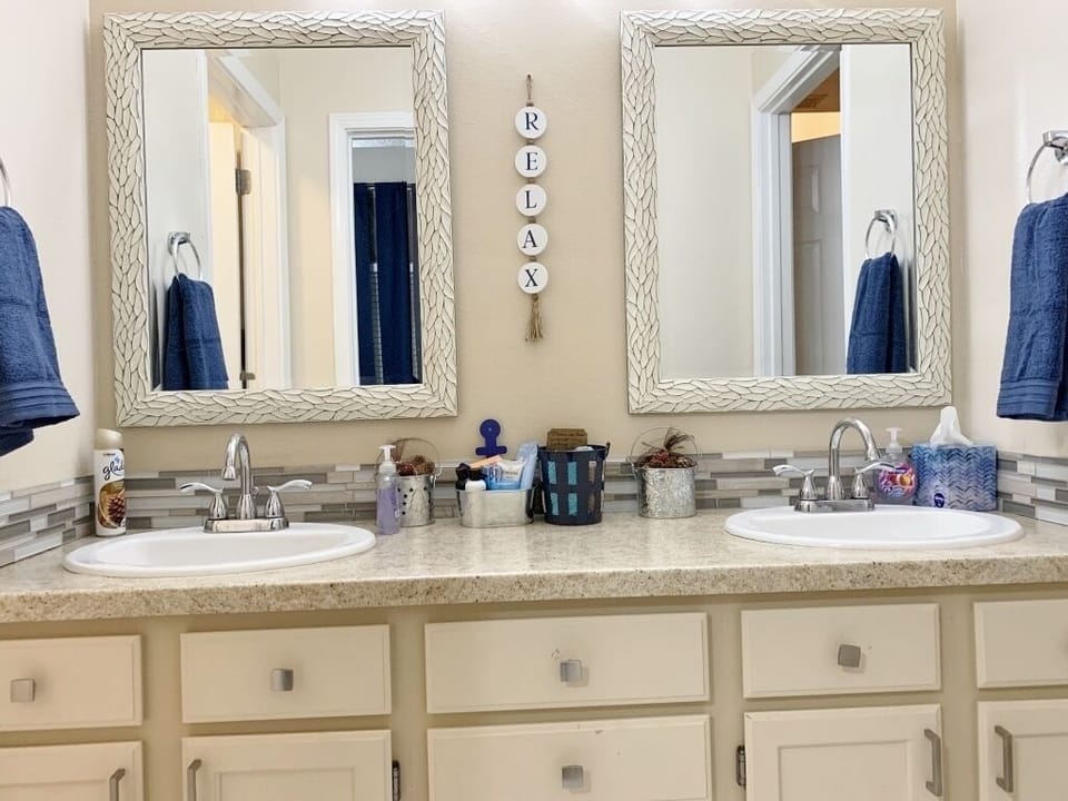 Master Bathroom 1 w/ Dual Tub and Shower and Double Vanity