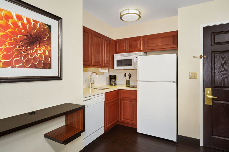 Full-size fridge, microwave, stovetop, dishwasher