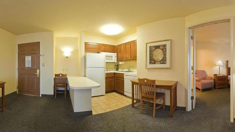 Full-size fridge, microwave, stovetop, dishwasher