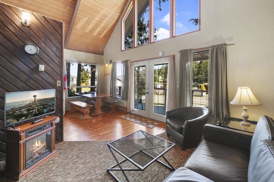 Cabin 3 Living Room (1)