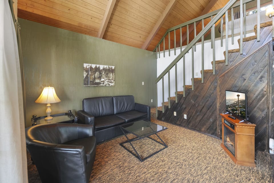 Cabin 3 Living Room (2)