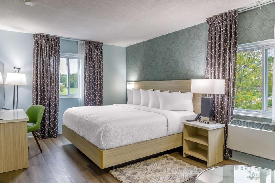 Executive Room, Non Smoking | Premium bedding, individually decorated, individually furnished, desk