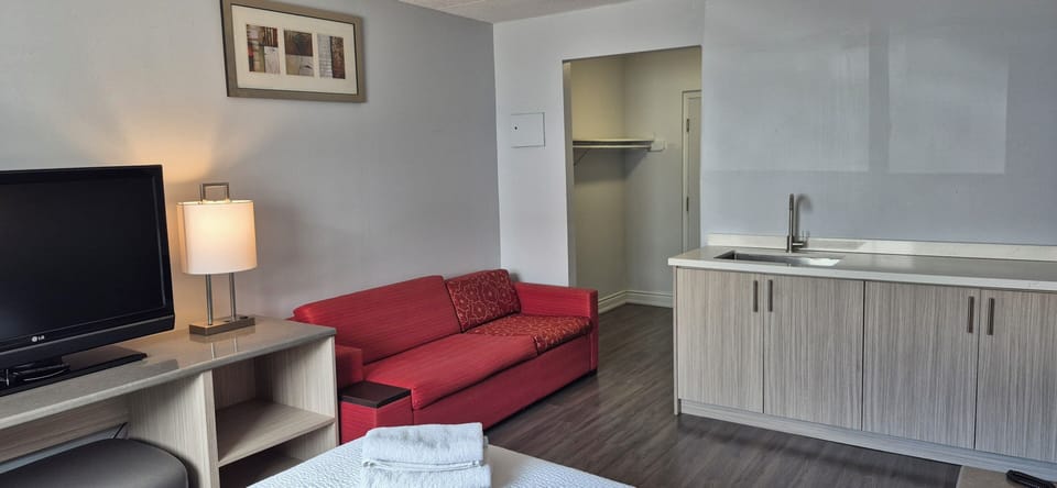 Deluxe Room, 1 Queen Bed, Non Smoking, Refrigerator & Microwave | Premium bedding, desk, laptop workspace, blackout drapes