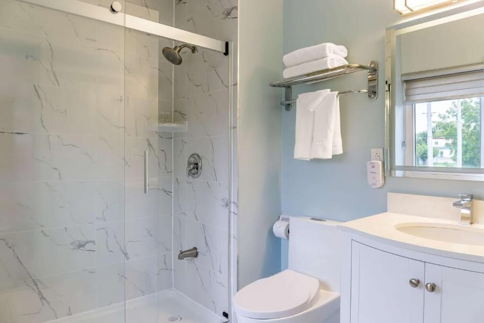 Executive Room, Non Smoking | Bathroom | Free toiletries, hair dryer, towels, soap