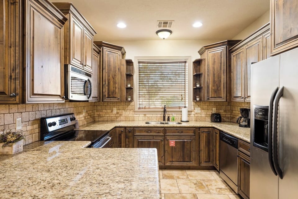 Condo, Multiple Beds, Patio, Mountain View (Coral Springs Getaway) | Private kitchen | Fridge, microwave, oven, stovetop