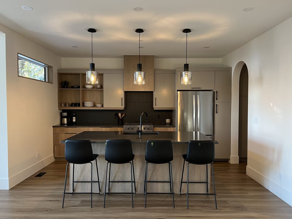 Modern Kitchen with Breakfast Bar - Seats 4