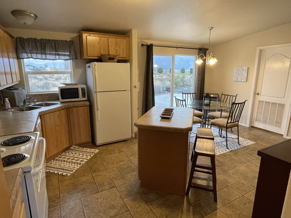 Kitchen and dinning table to back patio