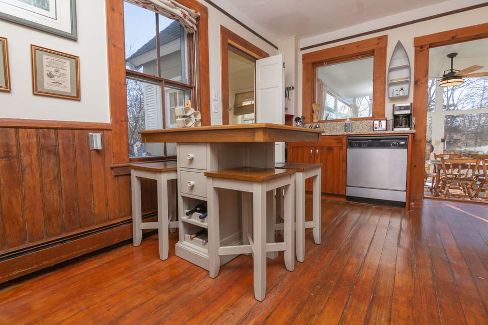 Enjoy your morning coffee in this eat in country kitchen