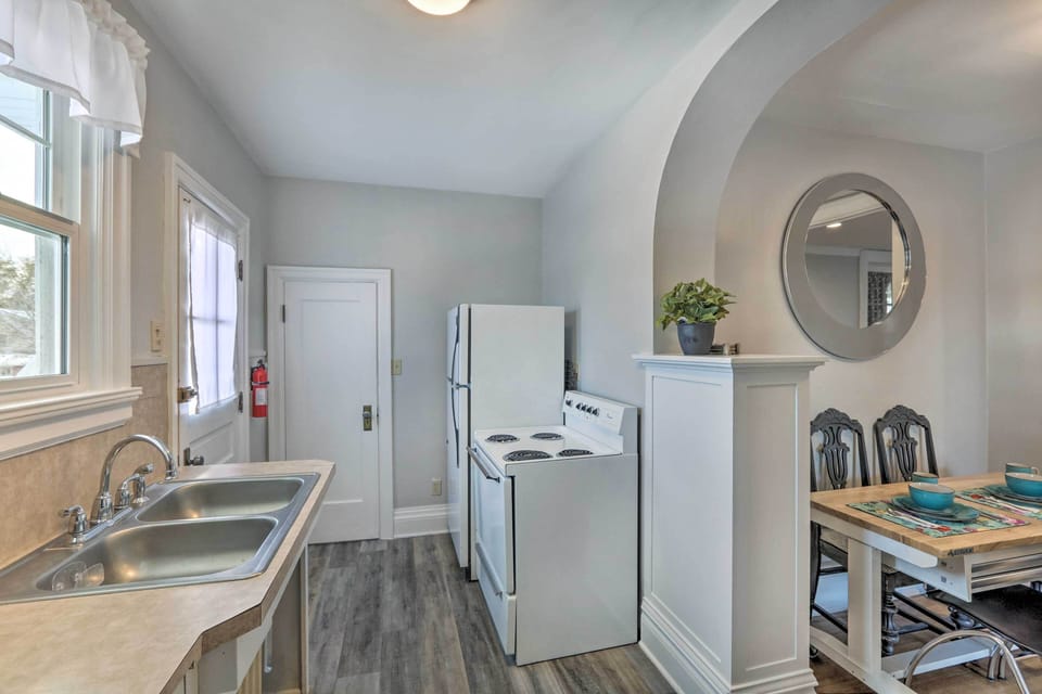 Kitchen | Microwave | Walk-In Pantry