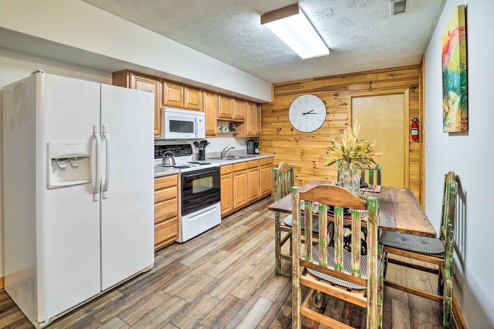 Kitchen | Cooking Basics | Coffee Maker | Paper Towels/Trash Bags Provided