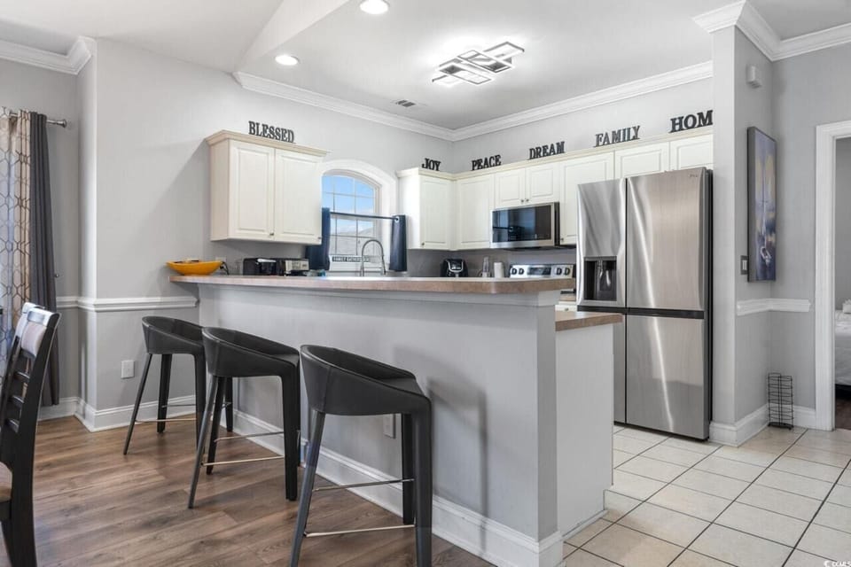 Peninsula, Spacious breakfast bar. 