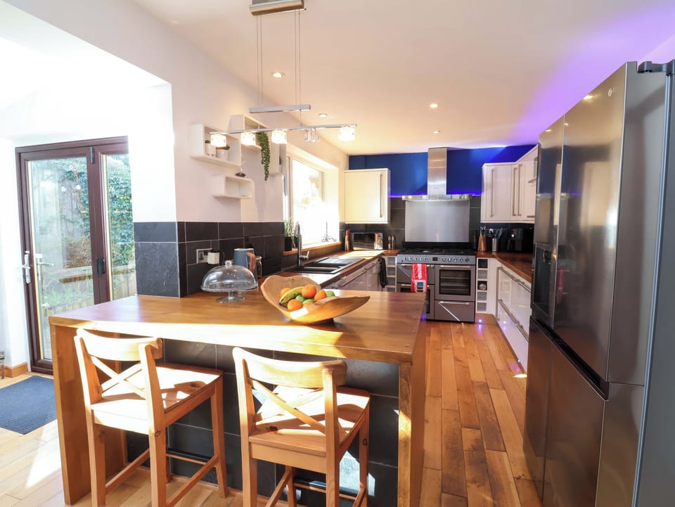 Cottage | Private kitchen | Fridge, dishwasher, electric kettle, toaster