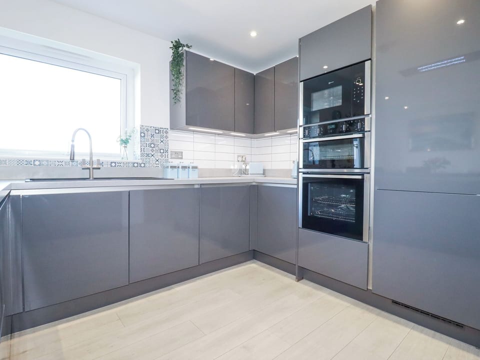 Cottage | Private kitchen | Fridge, dishwasher, electric kettle, toaster