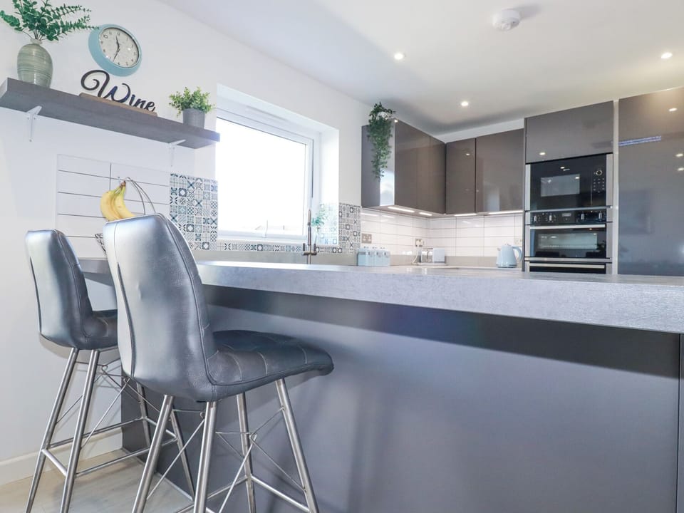 Cottage | Private kitchen | Fridge, dishwasher, electric kettle, toaster