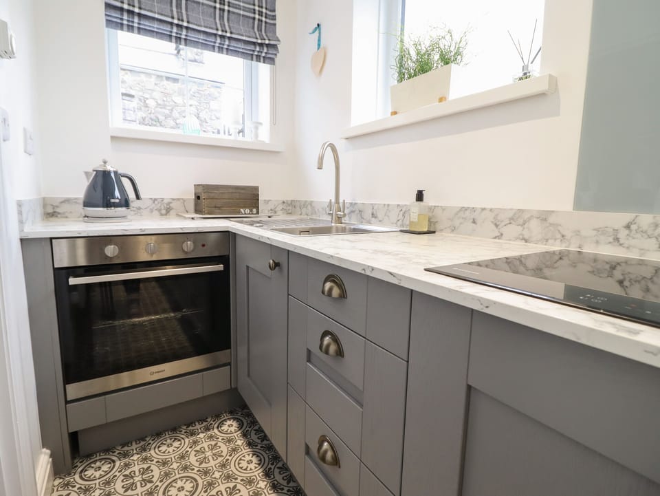 Cottage | Private kitchen | Fridge, electric kettle, toaster, cookware/dishes/utensils