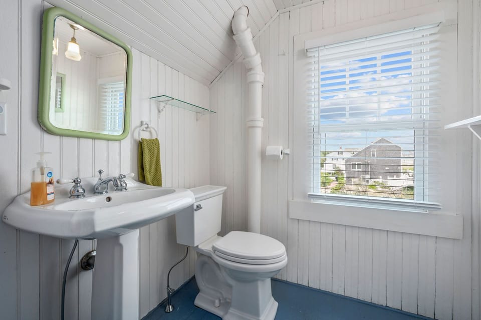 Bathroom 2 - Full w/Shower/Tub Combo - 2nd Floor