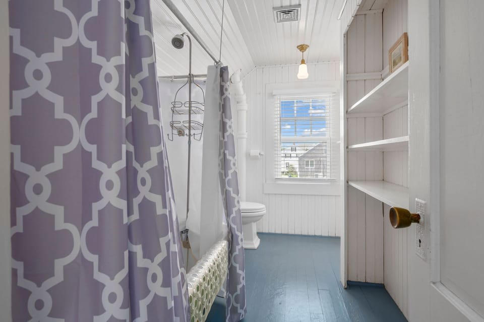 Bathroom 2 - Full w/Shower/Tub Combo - 2nd Floor