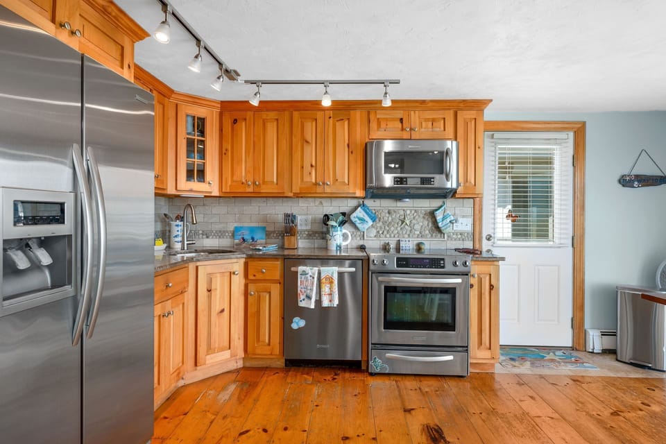 Fully applianced kitchen
