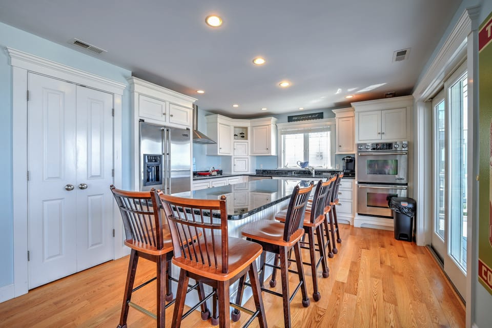 Kitchen with seating for five guests at the island.