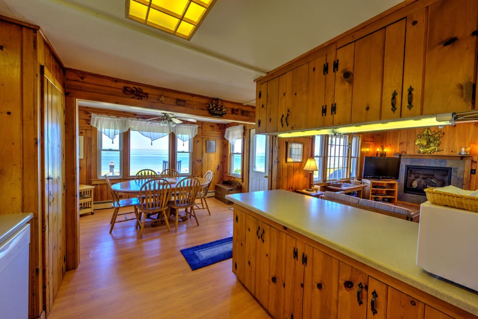 Open concept Kitchen/ Dining.