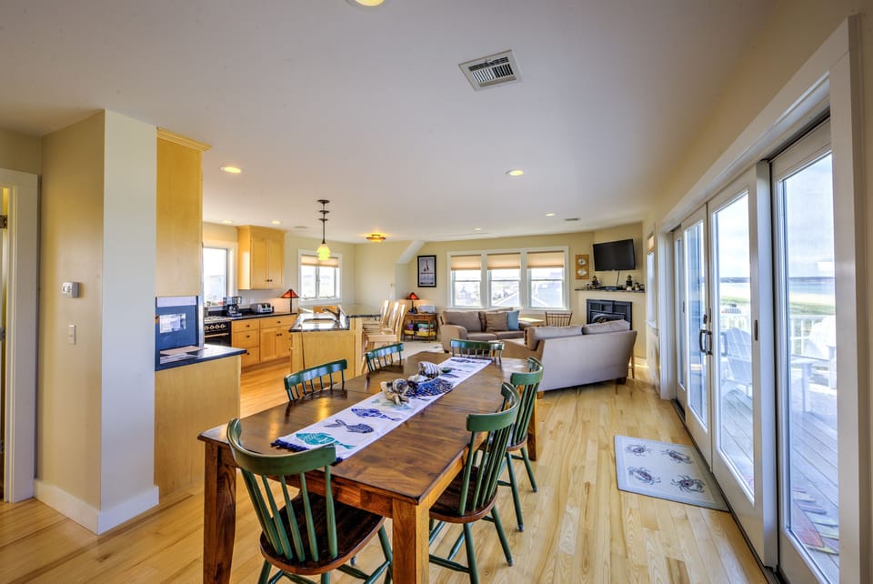 Dining area - seating for six guests.