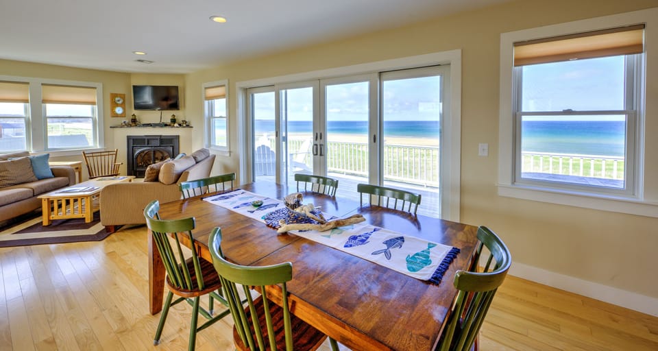 Dining area - ocean views.