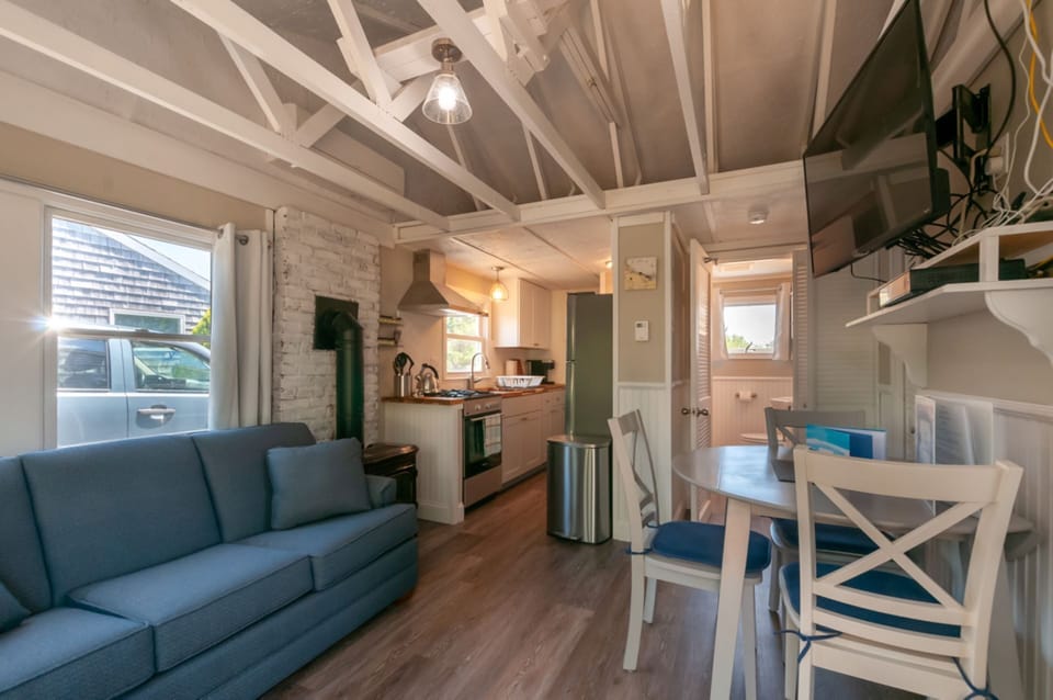 Living room with open vaulted ceilings - 174 North Shore Boulevard Quarterboard 5 East Sandwich