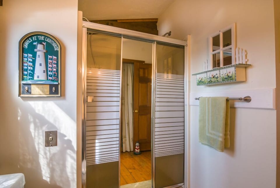 Primary Bathroom w/ shower