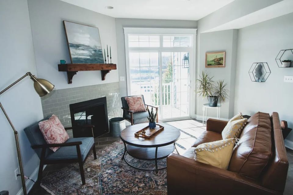 Living room with gas fireplace