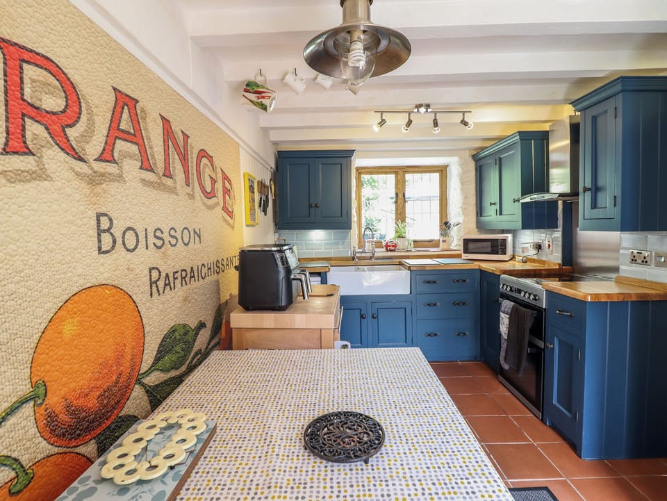 Cottage | Private kitchen | Fridge, dishwasher, electric kettle, toaster