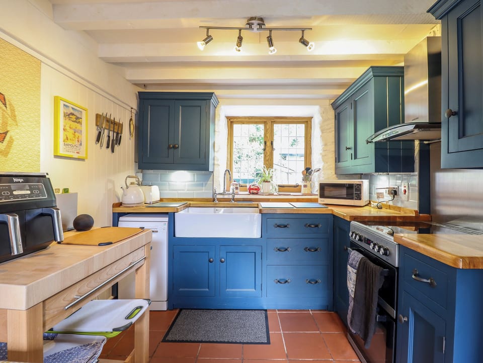 Cottage | Private kitchen | Fridge, dishwasher, electric kettle, toaster