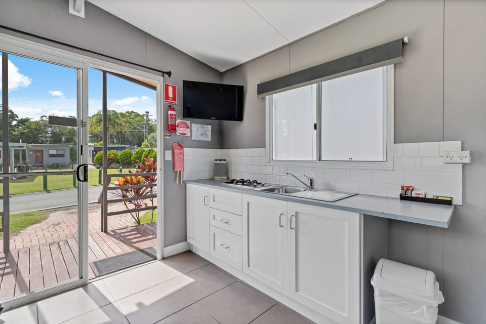 Deluxe Cabin | Private kitchen | Microwave, electric kettle, toaster, dining table