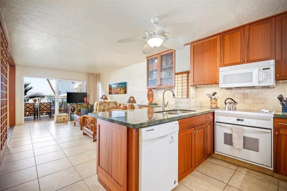Condo, Multiple Beds (Alii Villas#128 Remodeled Oceanfront ) | Private kitchen | Paper towels