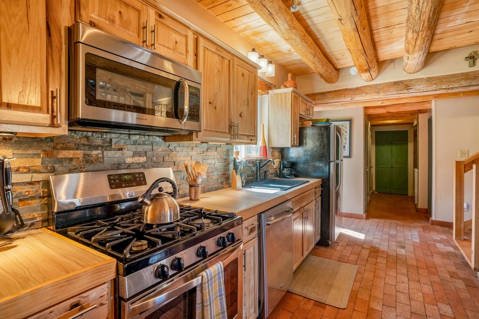 Full kitchen 