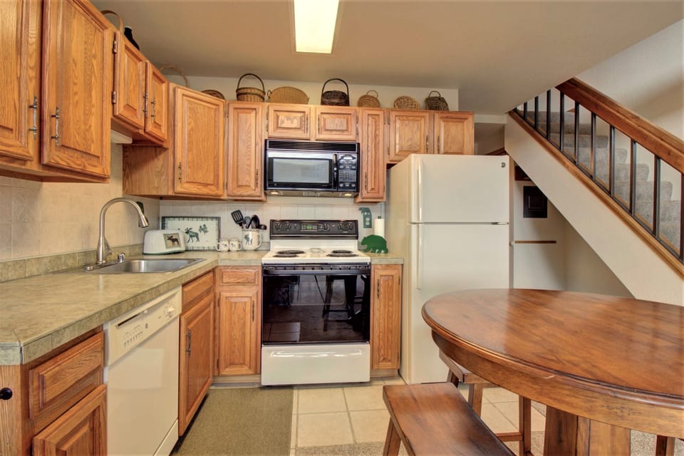 Condo, 1 Bedroom | Private kitchen | Coffee/tea maker, fridge, oven, toaster