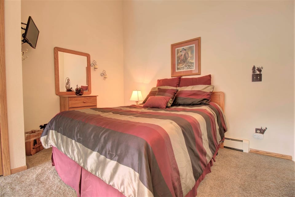 Condo, 1 Bedroom | 1 bedroom, laptop workspace, iron/ironing board, free WiFi