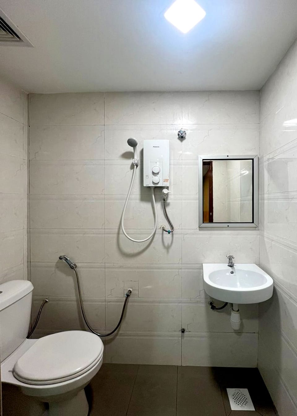 Business Double Room | Bathroom | Shower, free toiletries, towels