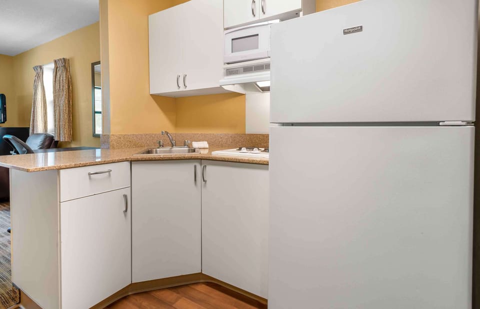 Studio, 1 King Bed, Non Smoking | Desk, iron/ironing board, free WiFi
