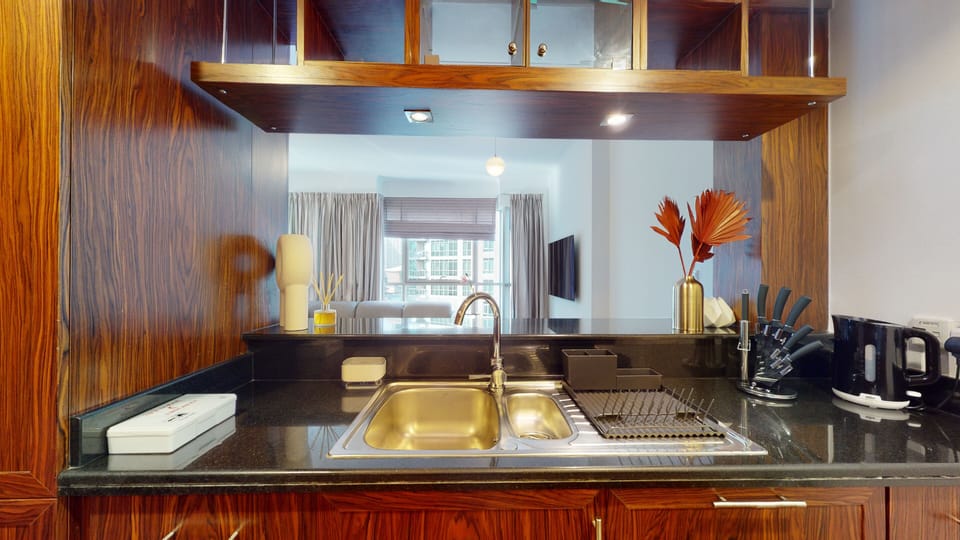 Executive Apartment | Private kitchen | Fridge, microwave, oven, stovetop