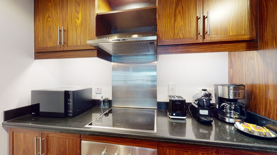 Executive Apartment | Private kitchen | Fridge, microwave, oven, stovetop