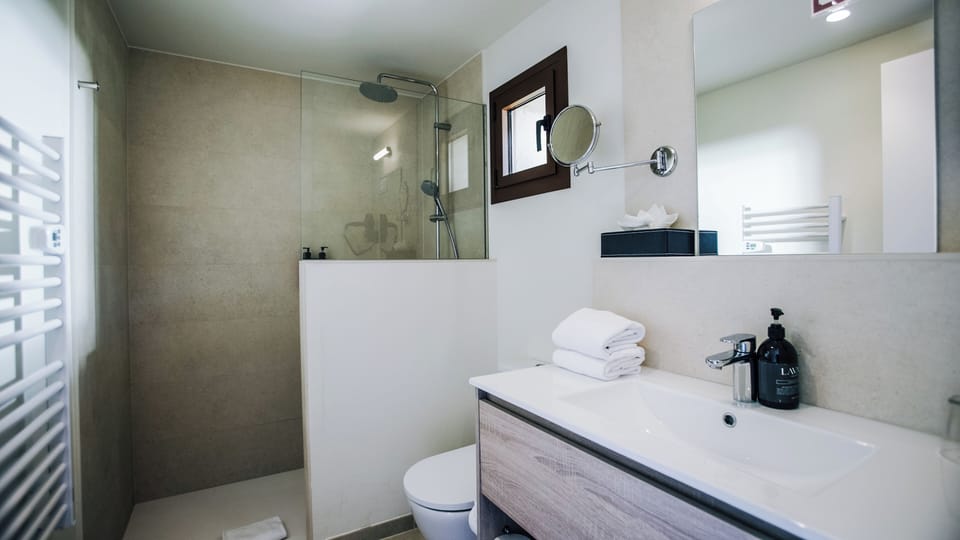 Comfort Double Room, Garden View | Bathroom | Hair dryer, towels, soap, shampoo