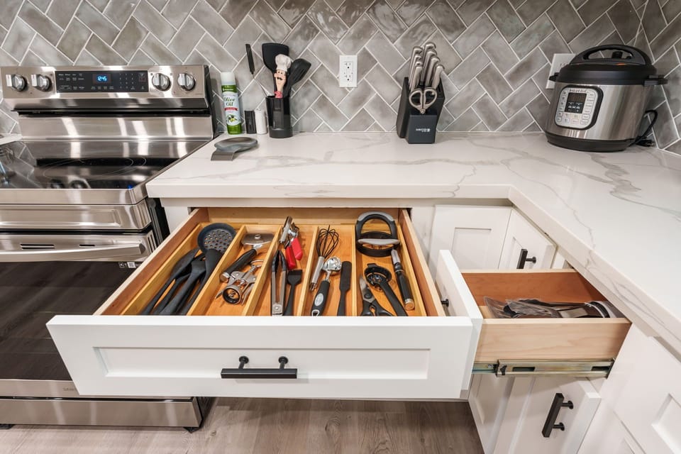 Fully stocked kitchen: you will find silverware, plates, mugs, a can-opener, and all the basic supplies you will need to conduct basic cooking or food preparation!