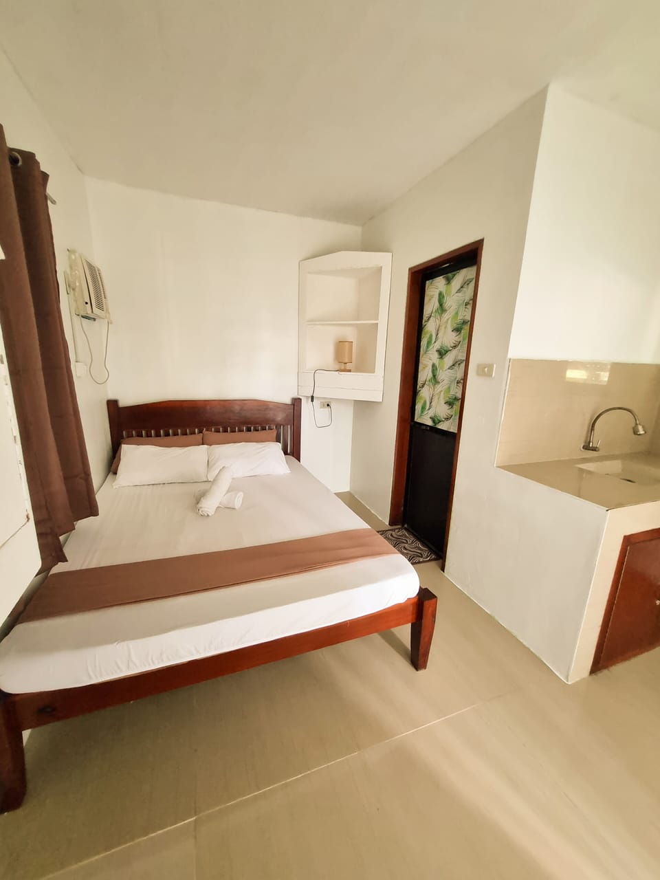 Exclusive Studio | Desk, bed sheets