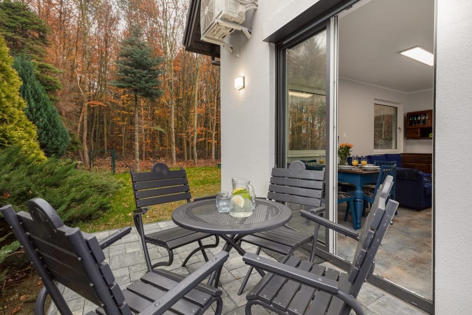 Furnished terrace overlooking the garden.