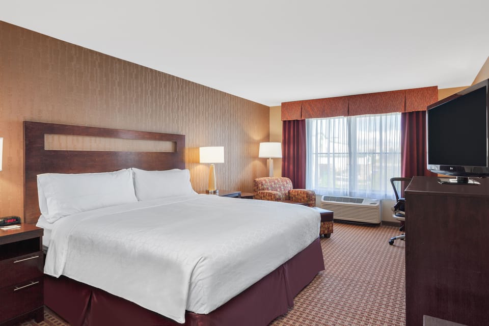 Hypo-allergenic bedding, pillowtop beds, in-room safe, desk