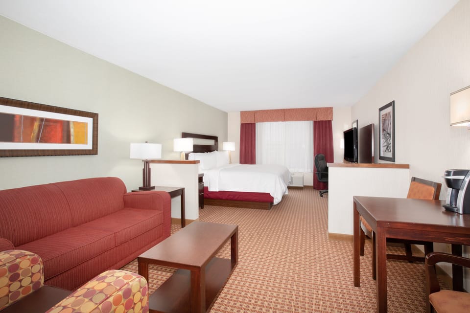 Hypo-allergenic bedding, pillowtop beds, in-room safe, desk