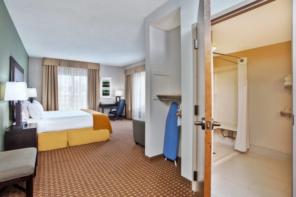 Standard Room, 1 King Bed, Accessible (Roll-In Shower) | In-room safe, desk, iron/ironing board, rollaway beds